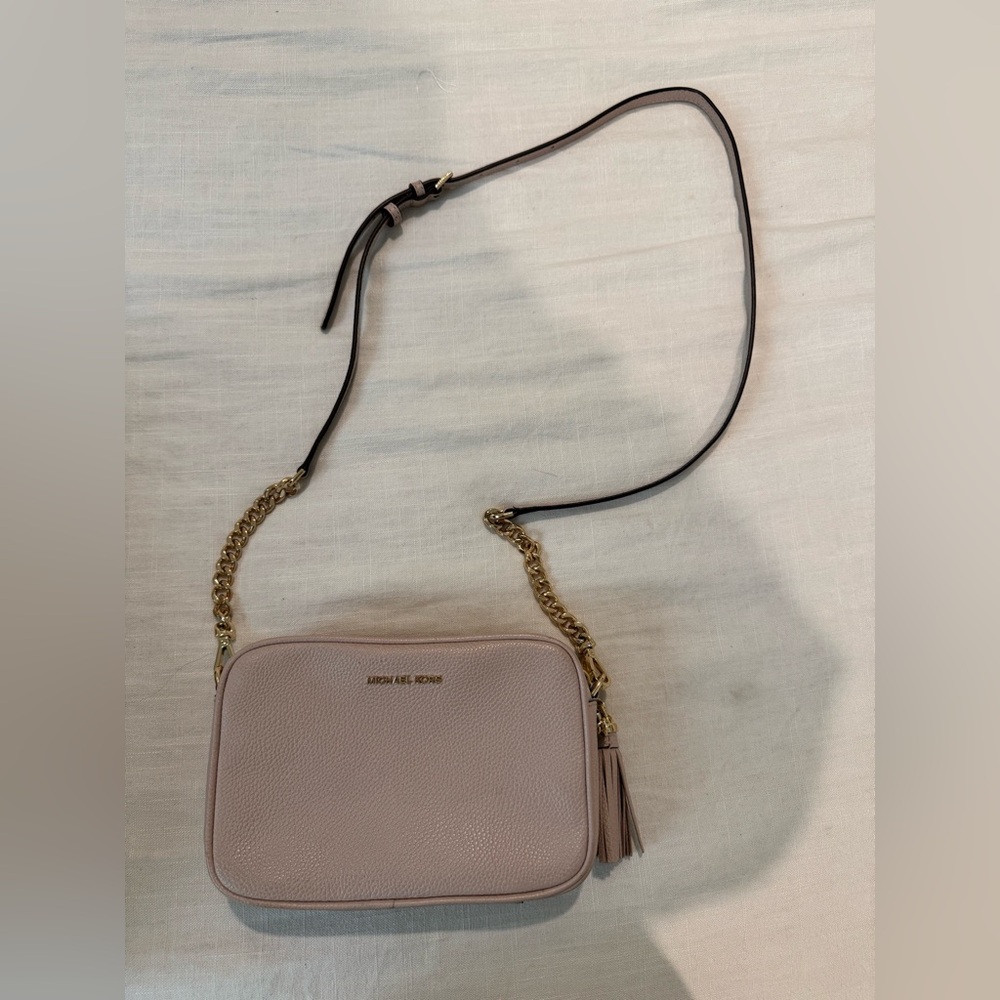 Micheal Kors light pink purse! minimal wear and tear!